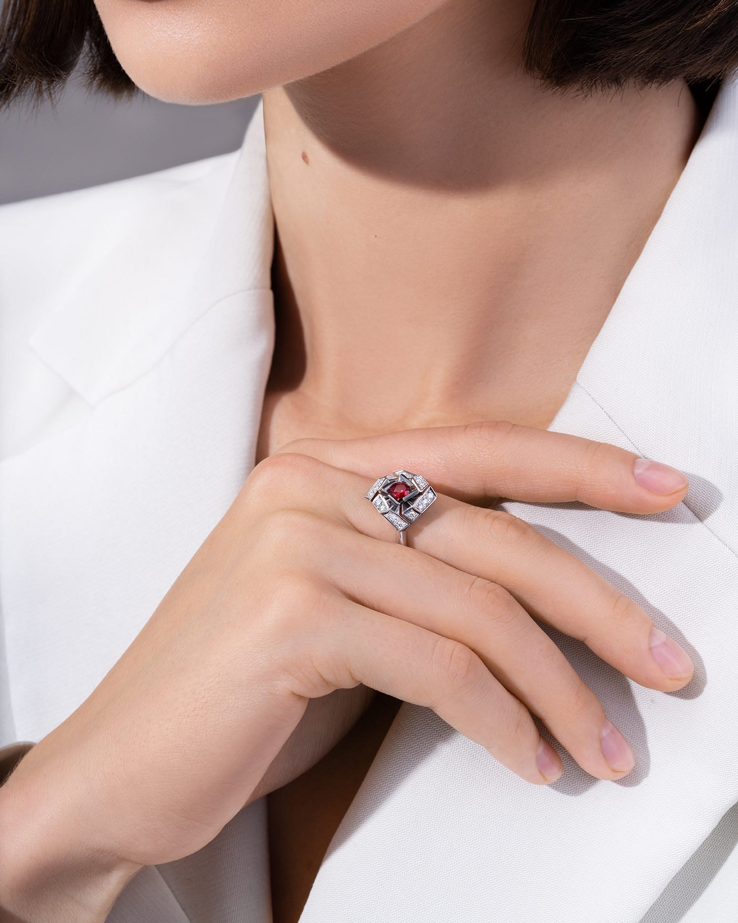 Кольцо с рубином и бриллиантами, белое золото