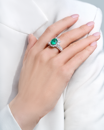 Кольцо с изумрудом и бриллиантами, белое золото 4