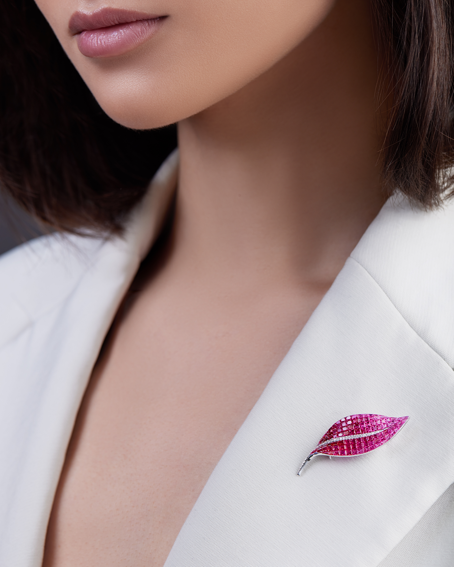 Брошь с рубинами и бриллиантами, белое золото