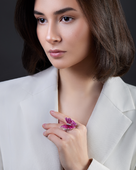 Кольцо с рубинами, розовыми сапфирами и бриллиантами, белое золото