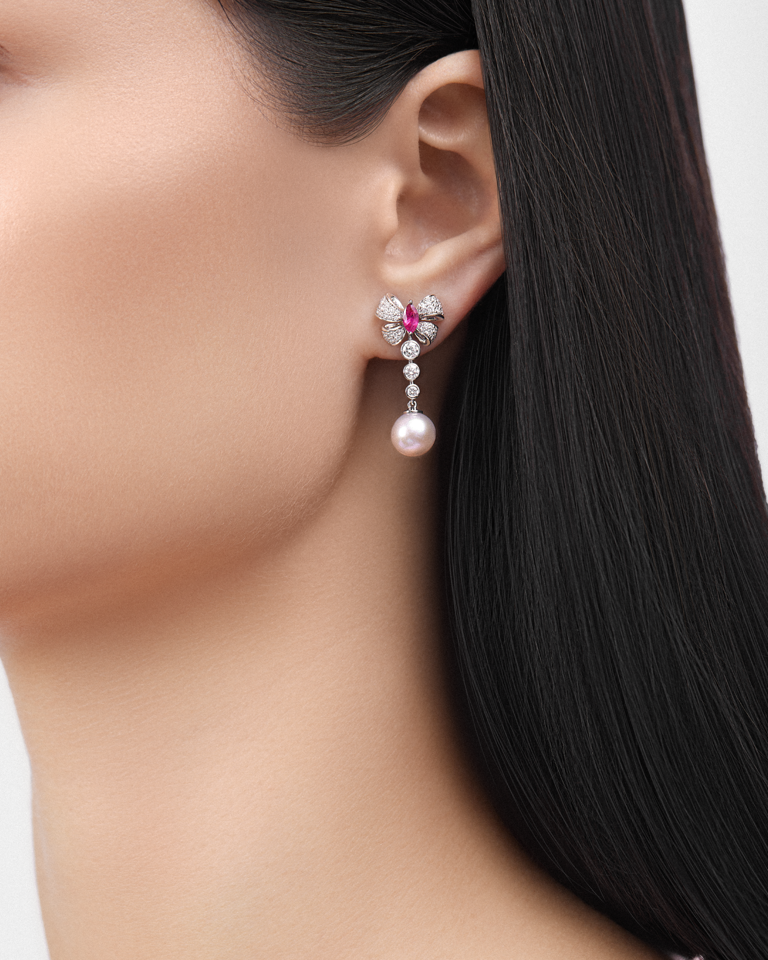 Пусеты с рубинами, жемчугом и бриллиантами, белое золото