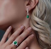 Серьги с изумрудами и бриллиантами, белое золото