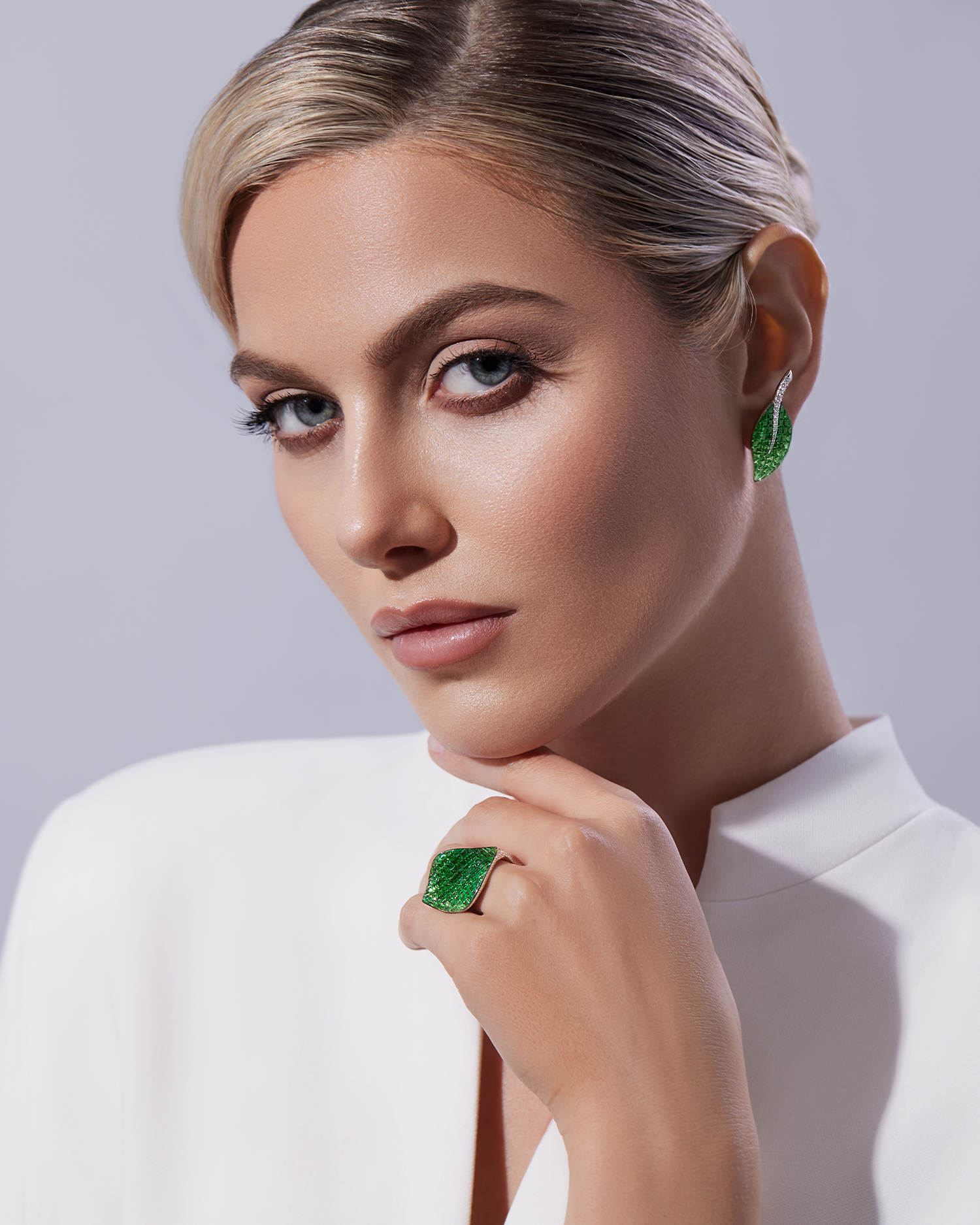 Пусеты с тсаворитами и бриллиантами, белое золото