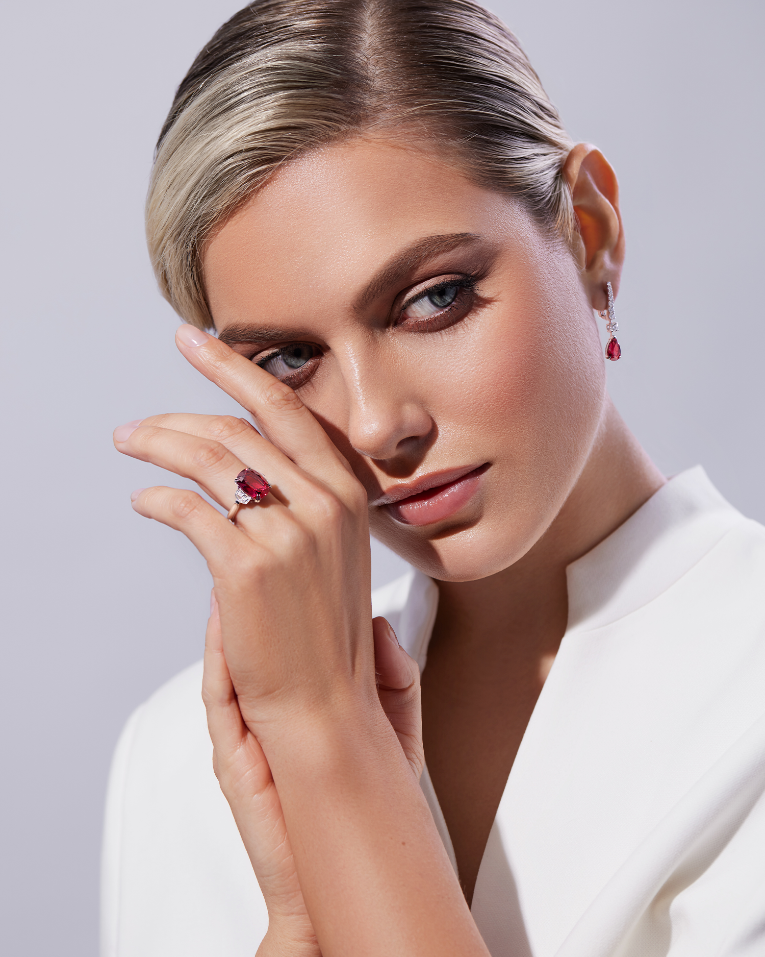 Кольцо со шпинелью и бриллиантами, белое золото