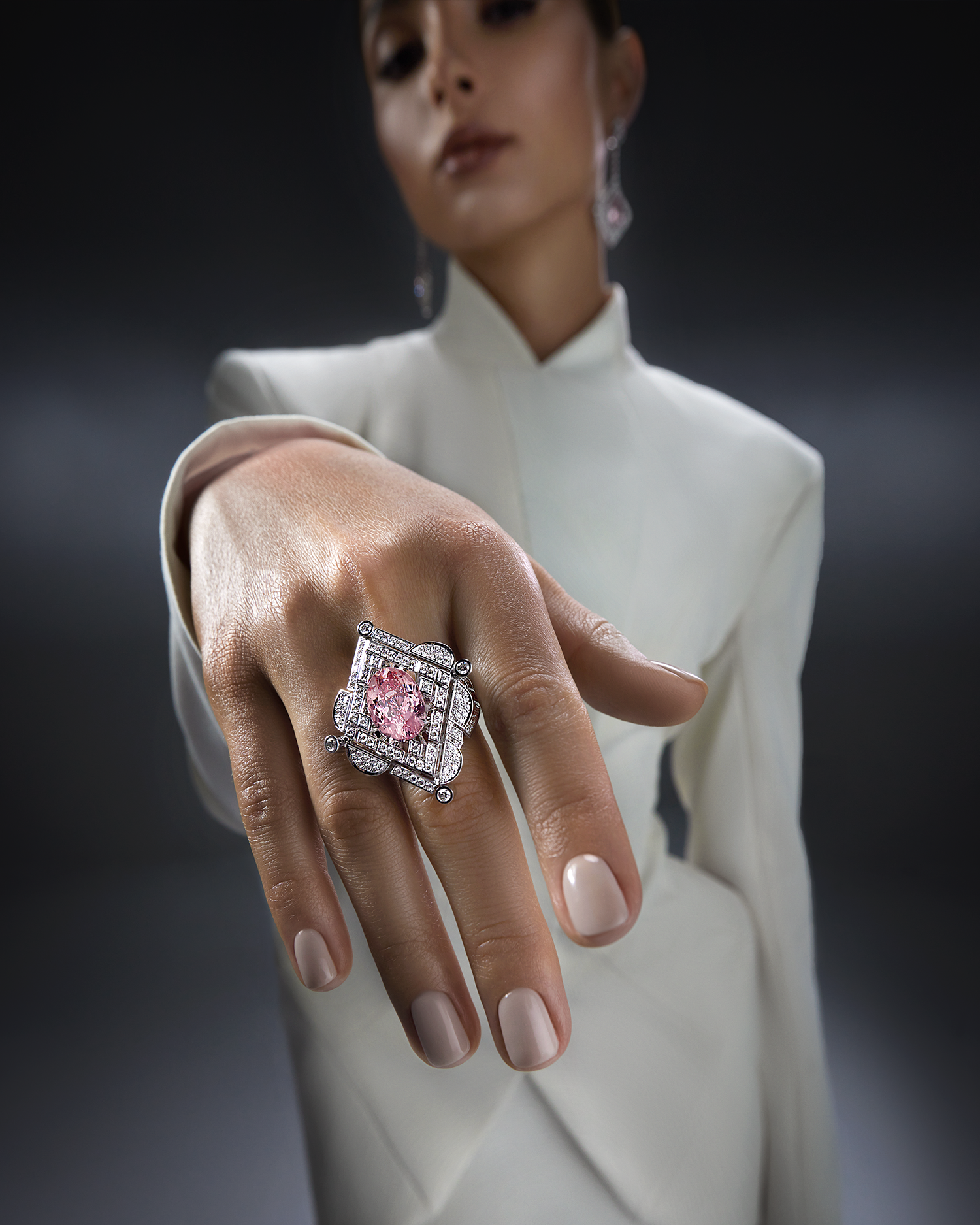 Кольцо с морганитом и бриллиантами, белое золото